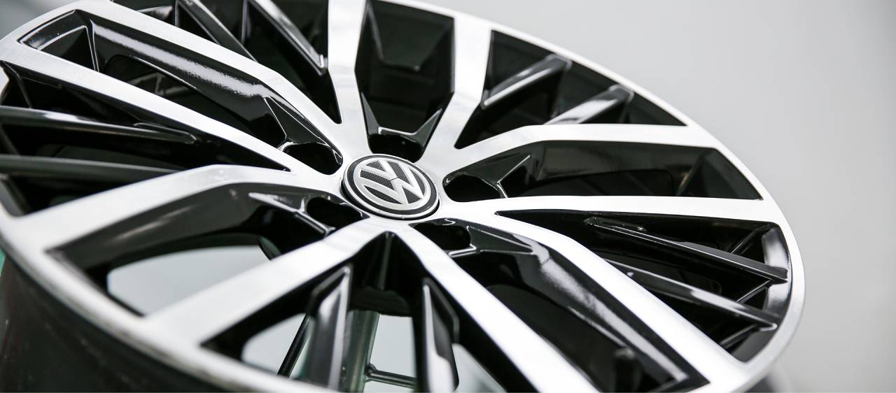 ALLOY WHEEL <br />
REFURBISHMENT<br />
& DIAMOND CUTTING?v=2